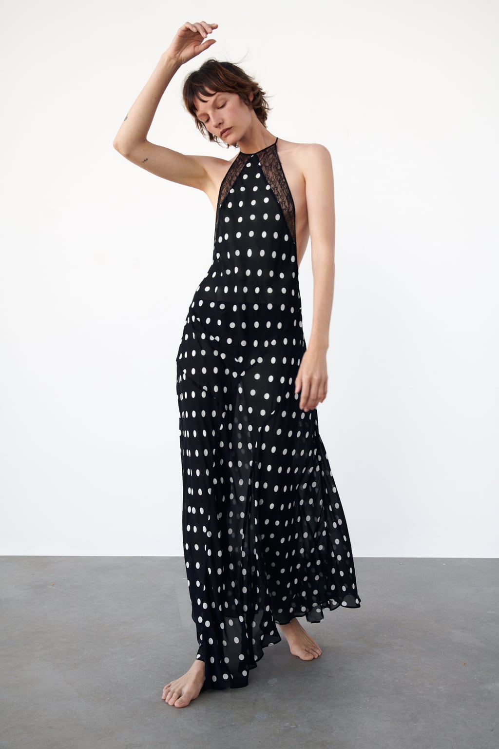 El encaje salta a escena para aliarse con el estampado de lunares. Un diseño con escote halter que está arrasando por todas partes. Vestido midi de Zara (39,99 euros) 