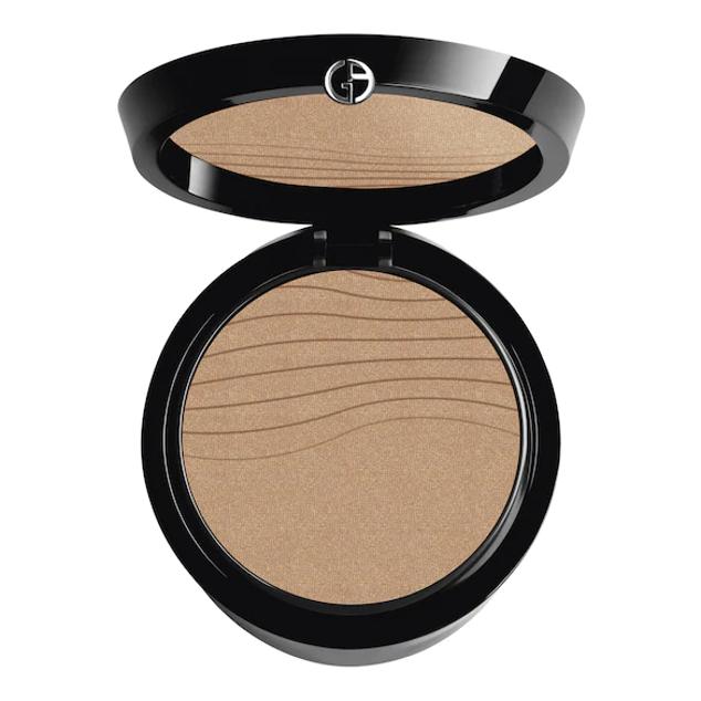 Armani ha reinventando la textura en polvo con Luminous Silk Glow fusión Powder y su tecnología innovadora: El primer, Proceso de Formulación: Water Memory™, desarrollado después de 10 años de investigación, reinventando el maquillaje 'no makeup' con el primer polvo con acabado de fondo fluido para una piel unificada y perfecta, con un efecto saludable. Precio: 42,99 euros en Douglas.