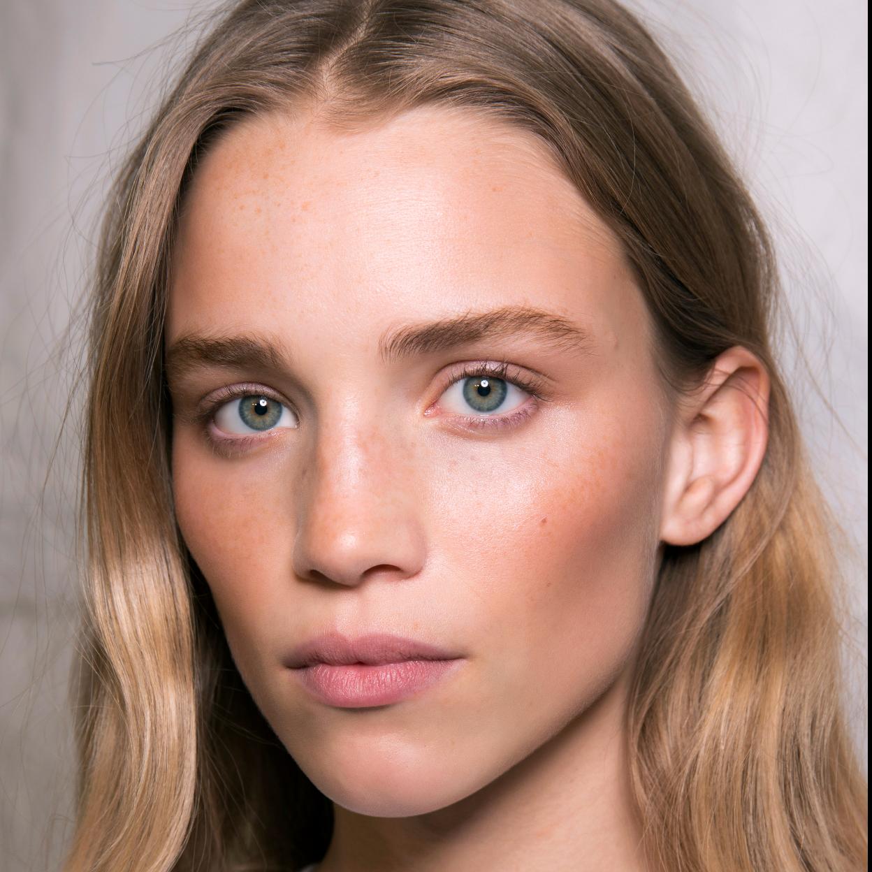 Pincha en la foto para descubrir cuáles son las mejores bases de maquillaje con protección solar para proteger a la piel de manchas y arrugas.