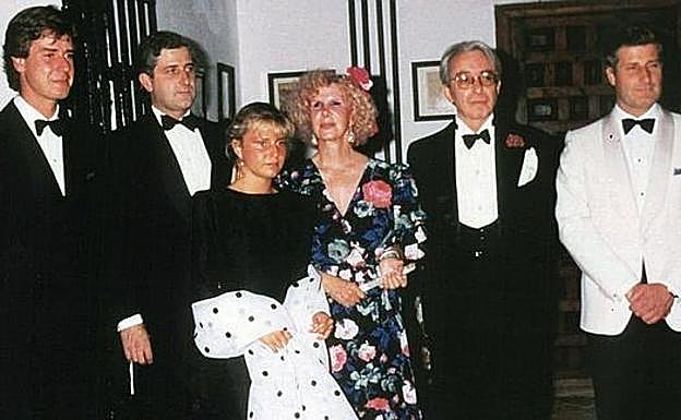 La Duquesa de Alba y Jesús Aguirre con los hijos de ella.