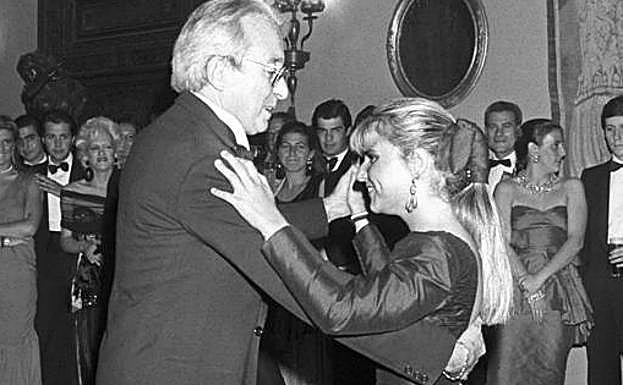 Jesus Aguirre bailando con Eugenia Martínez de Irujo.