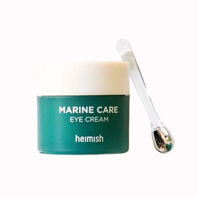 Un contorno de ojos antiarrugas elaborado con extracto de algas fermentadas y agua de mar para revitalizar, reafirmar, tersar e iluminar esta zona. La mezcla de péptidos, colágeno y adenosina levantan la piel y la estiran para disminuir arrugas y conseguir una acción lifting en la mirada. La niacinamida y los extractos antioxidantes despigmentan la ojera y aportan brillo, trabajando junto a los activos calmantes y descongestivos para aliviar las bolsas. Y, hidratantes como el ácido hialurónico, aceites y mantecas hidratan, acondicionan y redensifican.