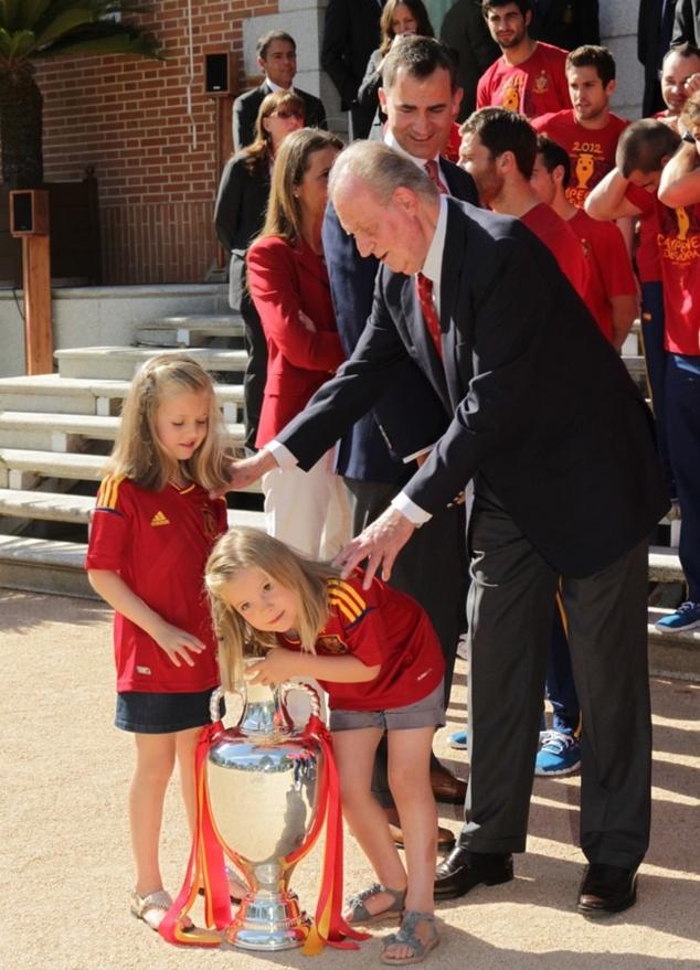 Su Majestad el Rey Don Juan Carlos y sus nietas, la Princesa de Asturias y la Infanta Sofía, durante la audiencia concedida a la Selección Española de Fútbol con motivo de la consecución de la Eurocopa de 2012.