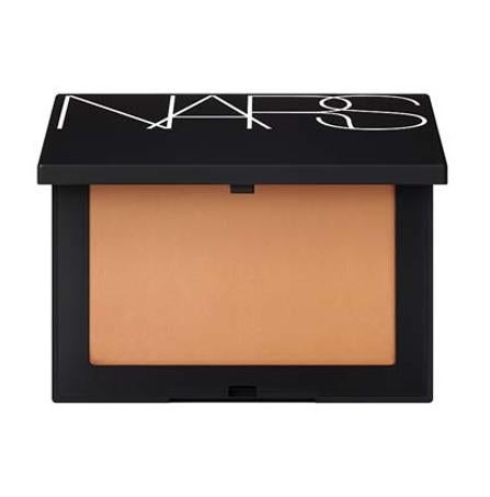 Imagen - Los Light Reflecting Setting Powder de Nars son perfectos para usar después de su base de maquillaje.