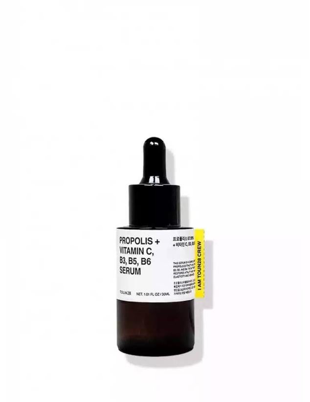 Un sérum que fusiona los beneficios iluminadores, antiinflamatorios y reguladores de la producción de sebo del propolis, con el poder antioxidante, hidratante, nutritivo y antiedad del complejo multivitamínico compuesto por vitamina C, niacinamida, pantenol y pyridoxine. Así, se mejora la circulación sanguínea para aumentar la luminosidad, se corrigen las manchas, se redensifica y tersa la piel, además de reducir arrugas y flacidez, junto al ácido hialurónico, el agua de rosas y el aceite de coco.