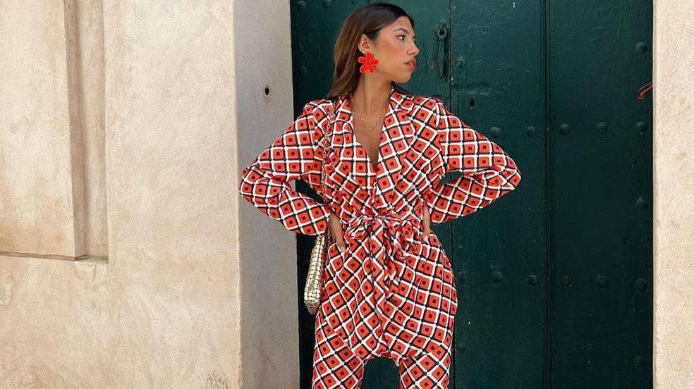 No te podrás resistir a estos bonitos y elegantes trajes estampados con los que ir de 10 a diario o en un look de invitada
