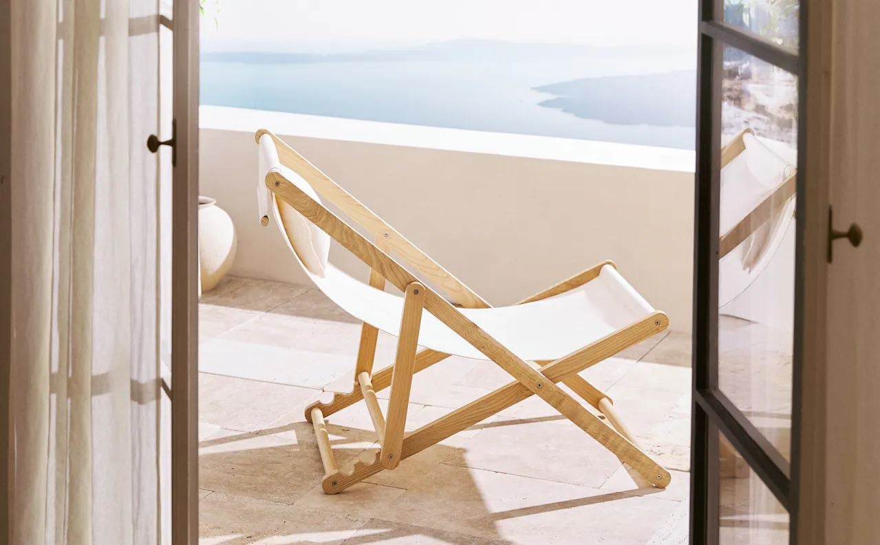 Esta silla plegable de madera con tejido de algodón canvas de espiga en color blanco cuesta 129 euros en Zara Home.