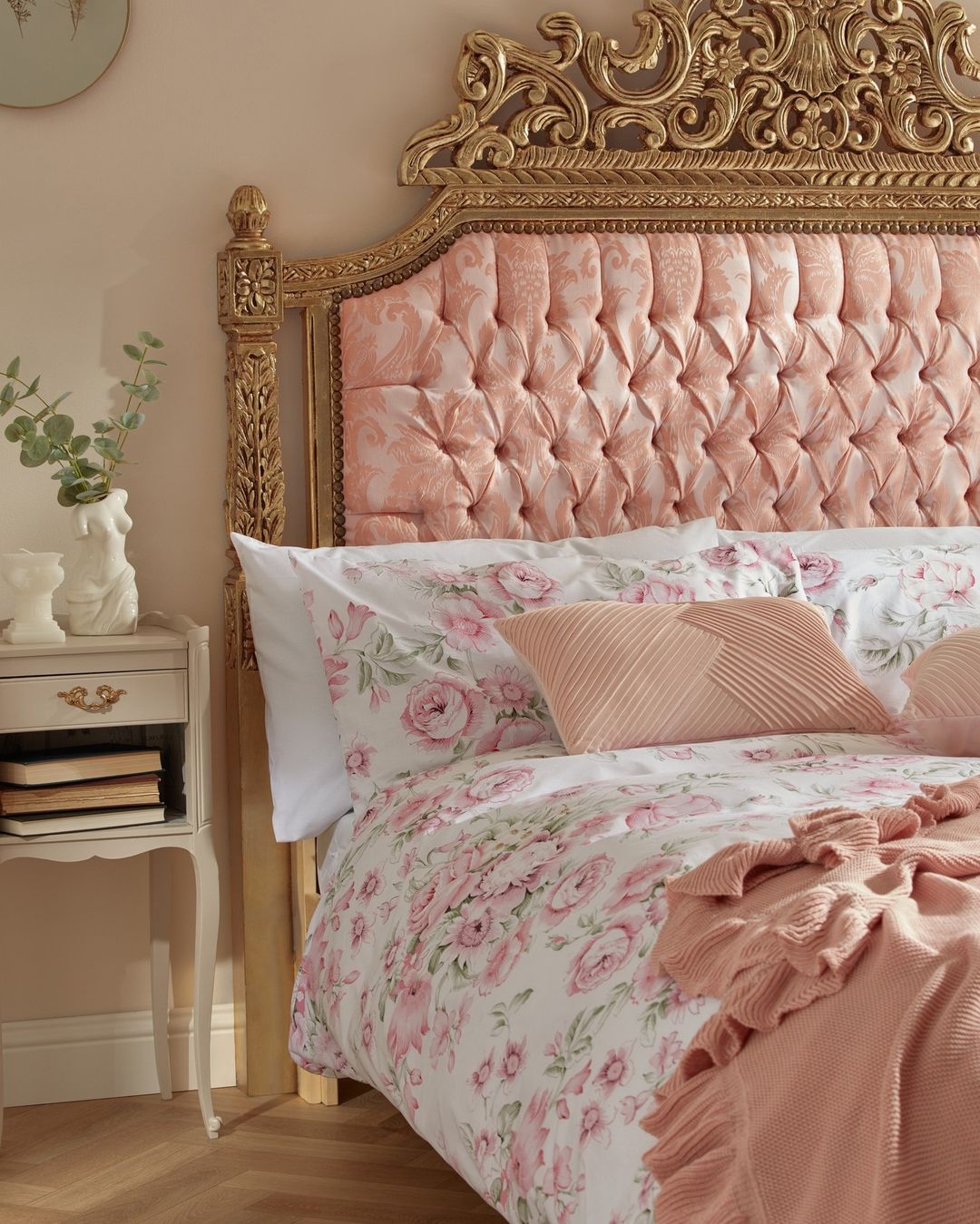 Este juego de cama en tonos rosas con maxi estampado de flores cuesta 16 euros en Primark Home