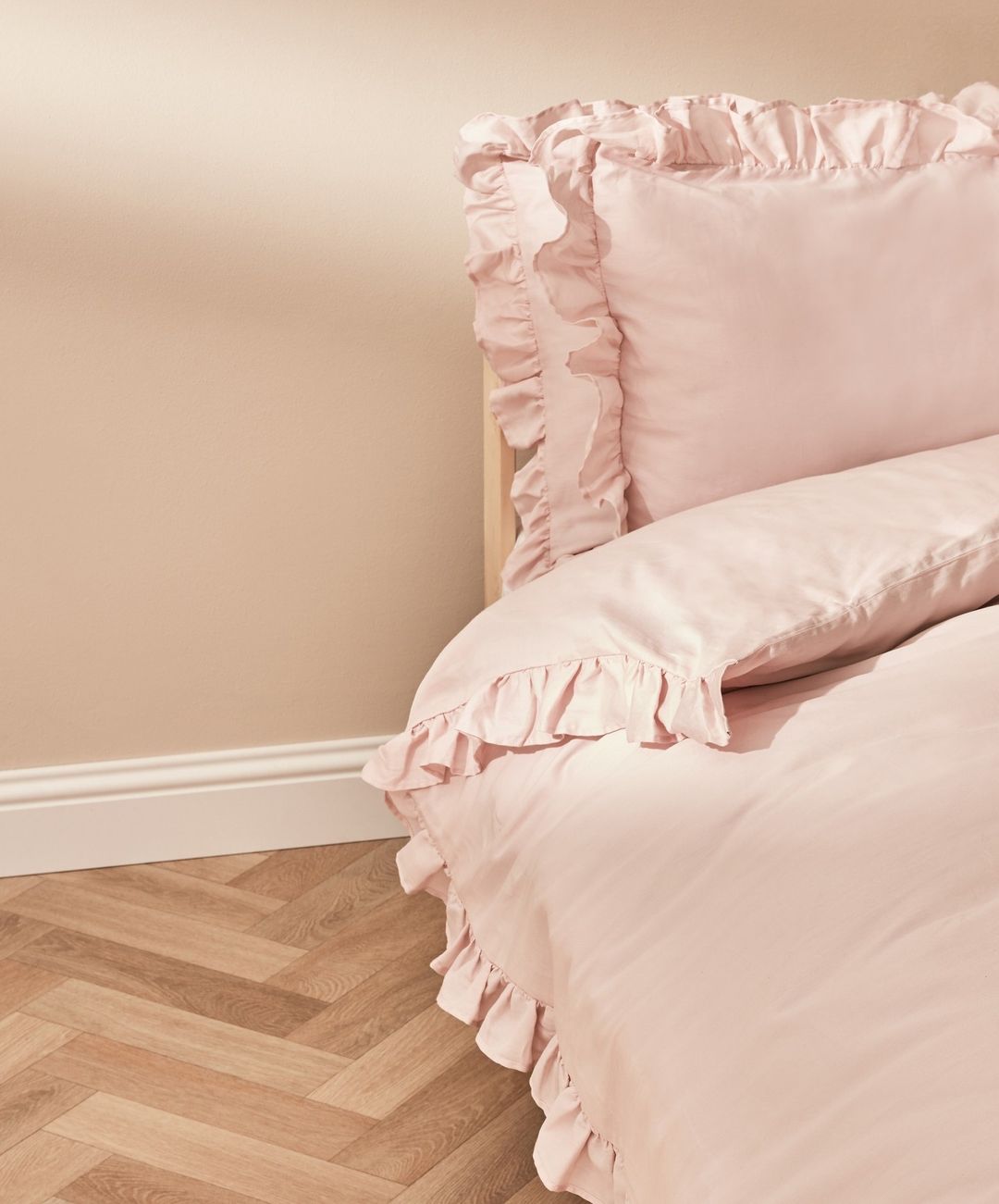 Romántico y elegante, este juego de cama en rosa empolvado con detalle de volantes está disponible desde 25 euros en Primark Home.