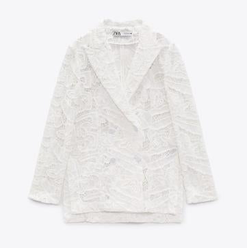 Imagen secundaria 1 - Blanco y calado: la tendencia que arrasa en vestidos, monos, pantalones o camisas y que huele a verano