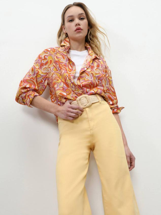 Camisa confeccionada en tejido cómodo y fluido, con manga larga y corte amplio que se decora con estampado en color naranja, amarillo y lila. La encontrarás en Lefties a 9,99 euros.
