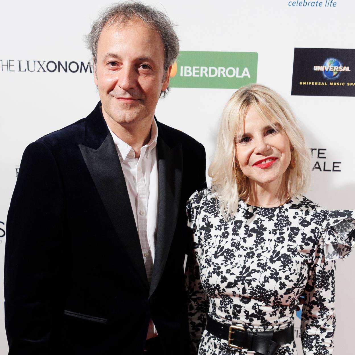 Eugenia Martínez de Irujo, con vestido de volantes, acompañada de su novio, el magnate musical Narcis Rebollo.