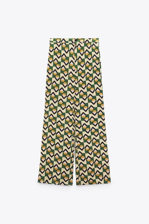Dos tonos de estampado y verde para este pantalón de tiro alto con bajo acabado en línea evasé que acaba de llegar a Zara y cuesta 29,95 euros.