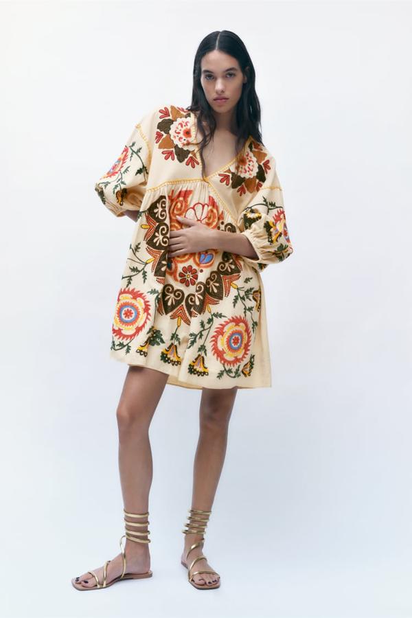 Confeccionado en mezcla de lino, con escote de pico y manga tres cuartos acabada en elástico, este vestido con bordados multicolor a contraste es de Zara y cuesta 49,95 euros. 