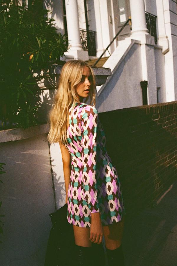 Estampado geométrico de aires retro para este vestido de Zara en turquesa, rosa, blanco y marrón que está confeccionado en tejido satinado y viene con cuello redondo y mangas asimétricas, una de ellas larga. Con cierre de cremallera oculta en ostura, cuesta 29,95 euros. 