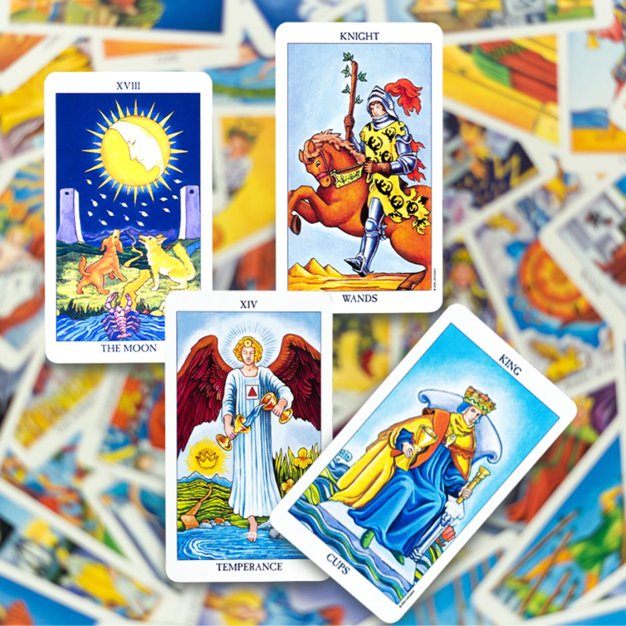 Las cartas del Tarot, con sus arcamos mayores (La Luna y La Templanza) y arcanos menores (Rey de Copas y Caballero de Bastos). 