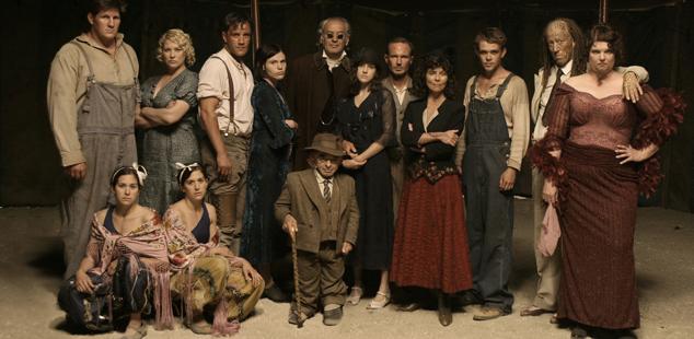 Tan atípica como incomprendida, esta producción creada por Daniel Knauf relataba la lucha entre el bien y el mal a través de dos grupos de personas. Ambientada en la Gran Depresión norteamericana, por un lado sigue los pasos de un joven que trabaja en un circo ambulante, por otro a un predicador metodista. Ambos tienen poderes sobrenaturales y sufren visiones, aunque las afrontan de manera muy diferente. Dos temporadas de doce episodios que son en realidad una serie interruptus, ya que estaba previsto que tuviese seis, pero tras los malos datos de la segunda entrega fue cancelada. Aún así, merece la pena echarle un vistazo por su originalidad, sus planteamientos filosóficos y su diseño de producción. 