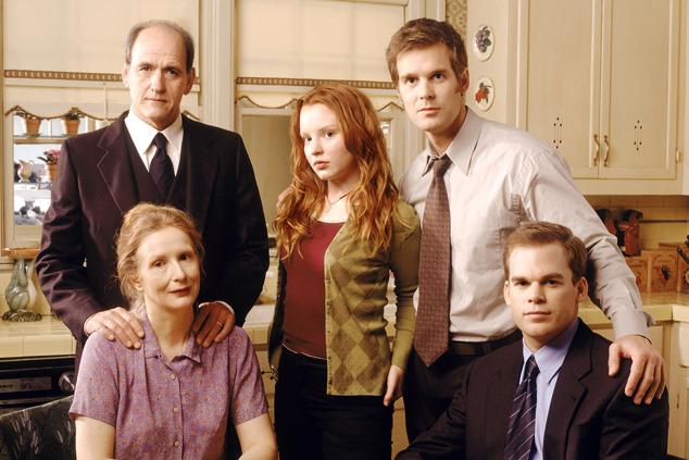 Cuando el término “familia disfuncional” todavía estaba en pañales los Fisher ya estaban ahí, con sus enfrentamientos, sus neuras y (escasos) momentos de felicidad. Todo comienza con la muerte del patriarca, Nathaniel Fisher, en un accidente de tráfico, lo que provoca que su primogénito Nate deba volver a la ciudad para hacerse cargo del negocio familiar, una funeraria. Y convivir con sus hermanos David y Claire y su madre Ruth. Cada capítulo comienza con una muerte, a veces trágica, otras cómica, del que será el cliente de la familia. Y entre embalsamaciones y entierros todos ellos tratan de seguir adelante con sus vidas, sus relaciones personales y sus planes de futuro. Las cinco temporadas son desiguales en calidad, pero es imposible no disfrutar de este drama familiar y terminar queriendo a los Fisher como si fuesen de los tuyos. 