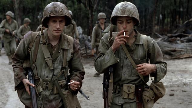 Del mismo equipo creativo que su predecesora en esta lista, en esta ocasión la acción se sitúa en “el otro lado” de la II Guerra Mundial, el que transcurrió en el Océano Pacífico. La batalla de Guadalcanal, la de Peleliu o la de Okinawa se relatan a través de las historias de dos marines, basados en soldados reales. Cuando se estrenó, en 2010, fue una de las miniseries más caras de la historia. Diez episodios que recibieron el aval de la crítica y que como Hermanos de Sangre, son imprescindibles para comprender mejor la contienda y las implicaciones personales que tienen las guerras. 