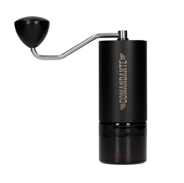 El molinillo manual más famoso llega desde Alemania y se llama Comandante. Diseñados y fabricados para los expertos y conocedores del café de especialidad, es toda una herramienta de ingeniería que dependiendo de los giros que le demos adaptará nuestros granos de café a un tipo de cafetera. El último modelo es el MK4, que tiene un precio de 259 euros en ecafe.es.