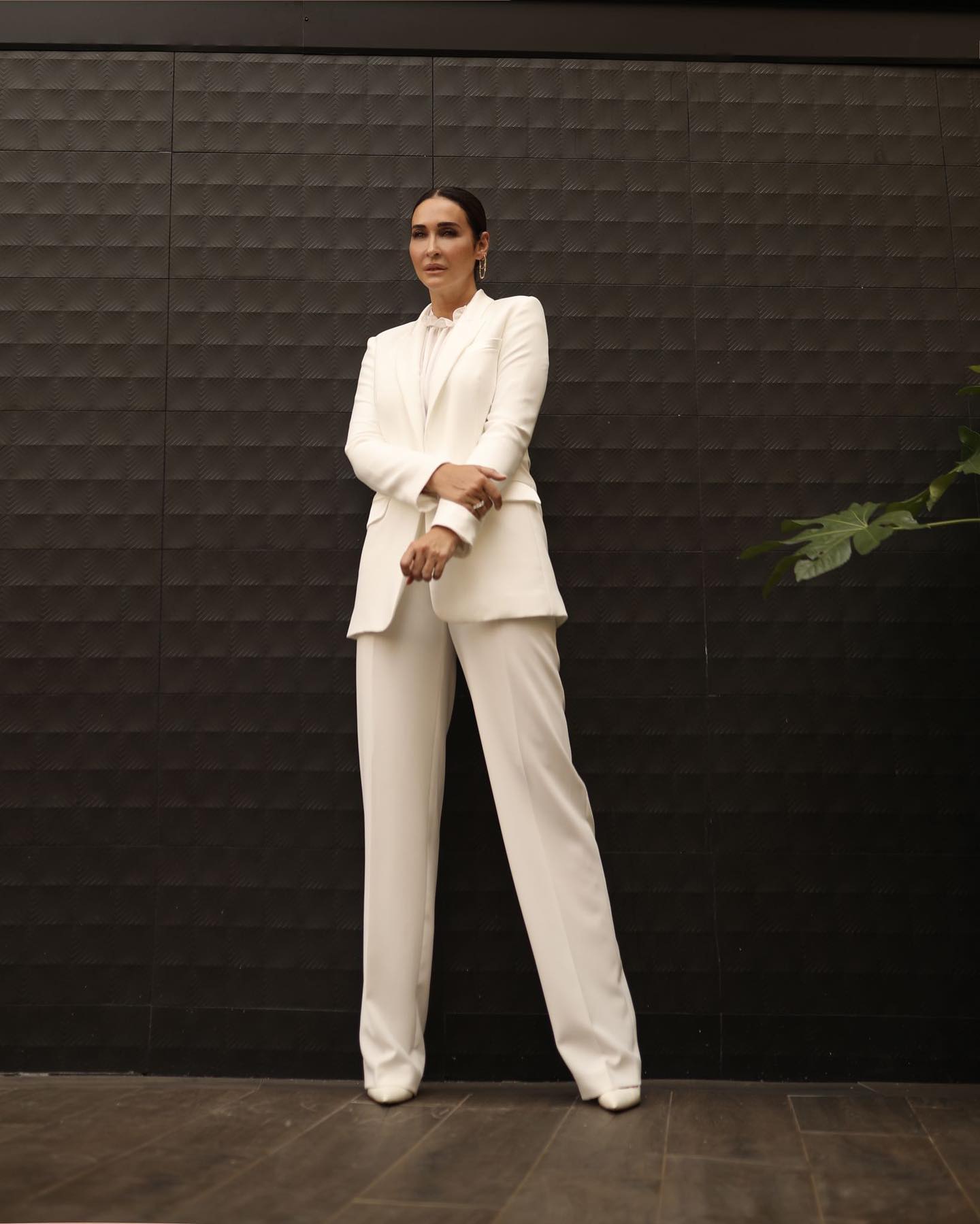 Apostando por una gama cromática sin estampados y con aires puros, pero llena de finura. Este look blanco con ciertos aires oversize es prueba de ello. 