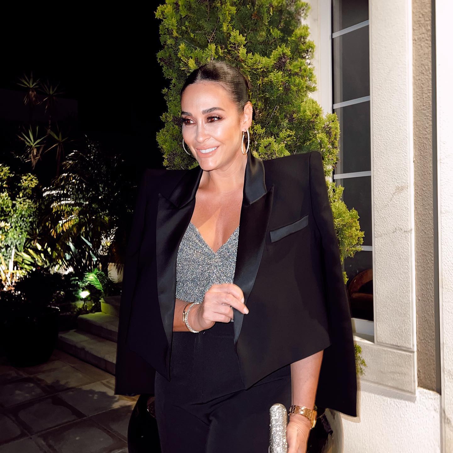 Este look de fiesta de su colección, es simple, pero el top de brillos le proporciona ese toque de distinción. Se puede observar como es un dos piezas versátil que puede combinarse de mil formas para crear otros looks. 