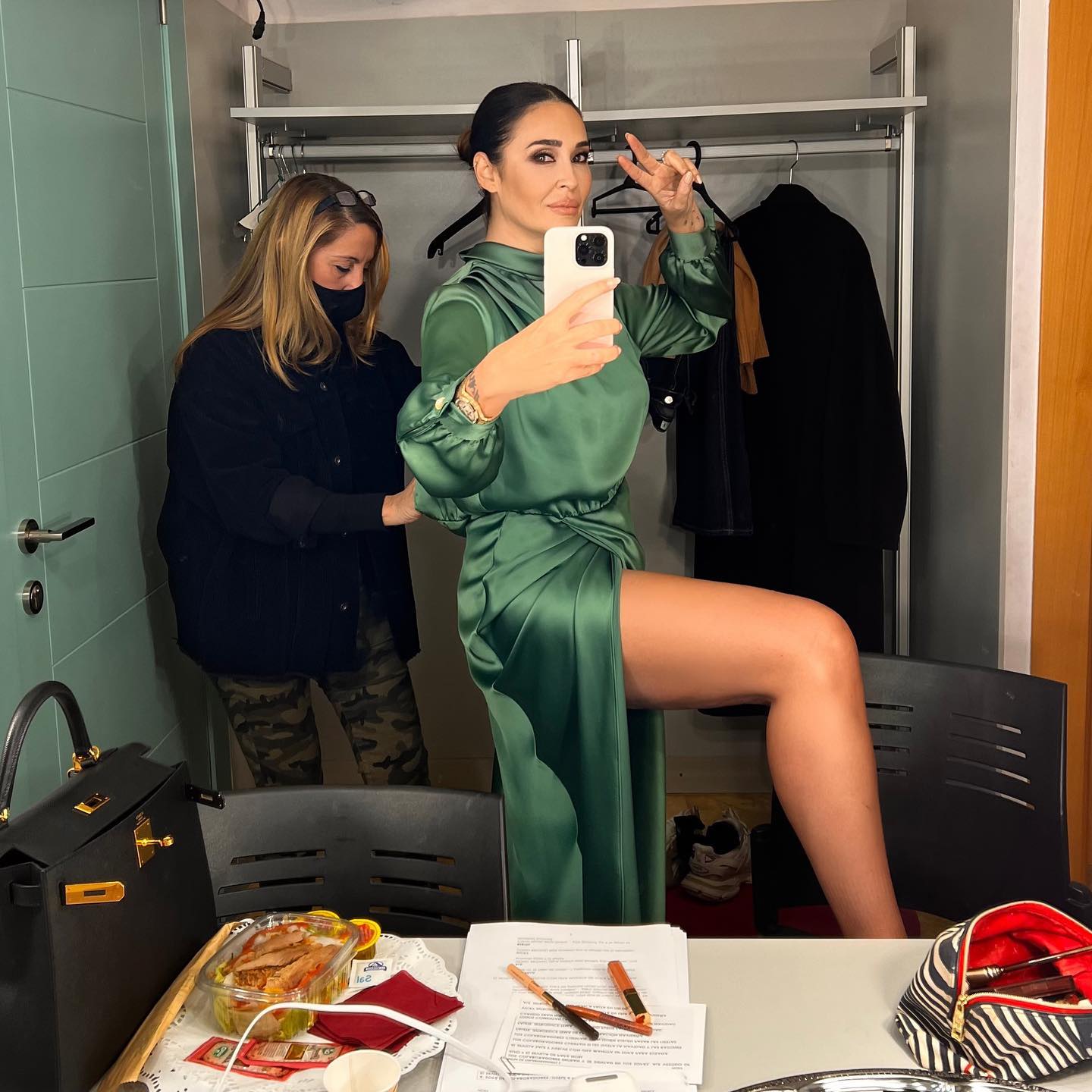 El color verde es todo una simbología, es el color de su Andalucía y de su tierra. Con este vestidazo con abertura en la pierna se lucia para un programa con Bertín Osborne. Cabe destacar que este vestido satinado con cuello subido y manga larga acabada con botón joya es de Zara