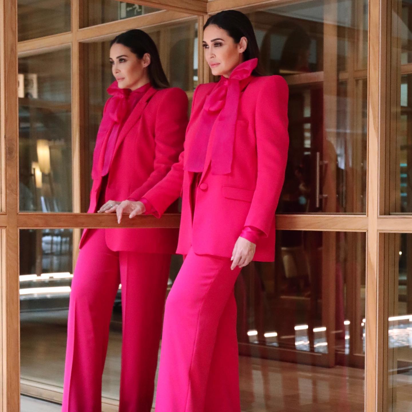 El rosa es uno de los colores fetiche de Vicky, y su firma Victoria, más aún. Este traje compuesto por un dos piezas no destacaría tanto si no fuera por esa gran lazada, consiguiendo que todas las mires se postren sobre este. 