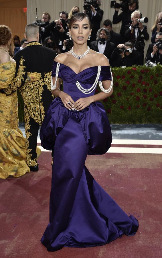 Las perlas y la silueta del vestido de Moschino de la cantante Anitta iban a la perfección con la temática del evento.