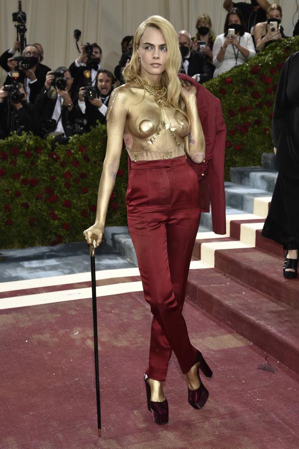 Cara Delevingne fue de las más atrevidas con este look de Dior. "¿Por qué no liberamos los pezones esta noche?", dijo a los presentes mientras posaba así.