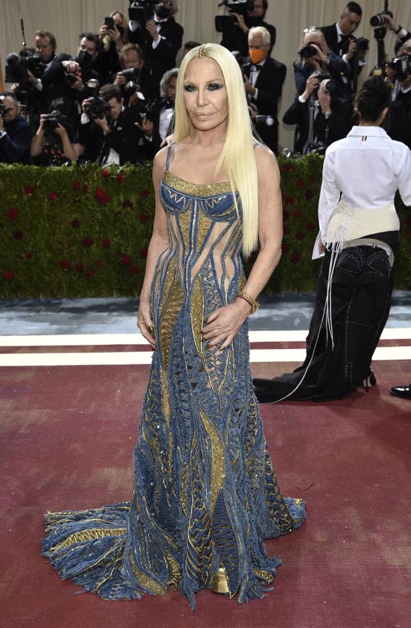 Donatella Versace, fiel a esta cita, lució este vestido azul y dorado de su propia marca.