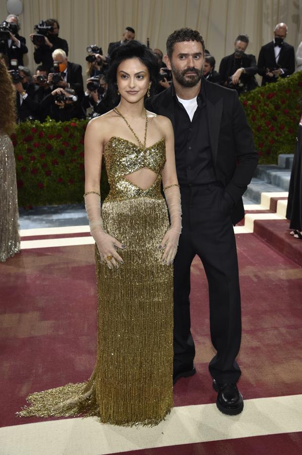 La actriz Camila Mendes se tomó al pie de la letra el 'dress code' y acertó con este vestido de flecos dorado de Ami Paris.