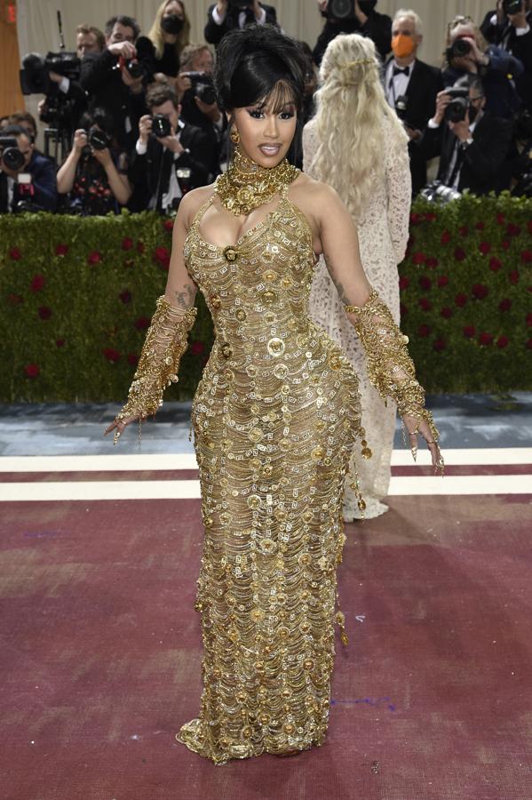 El dorado fue el absoluto protagonista de la gala y Cardi B también se unió a él con este vestido de Versace.