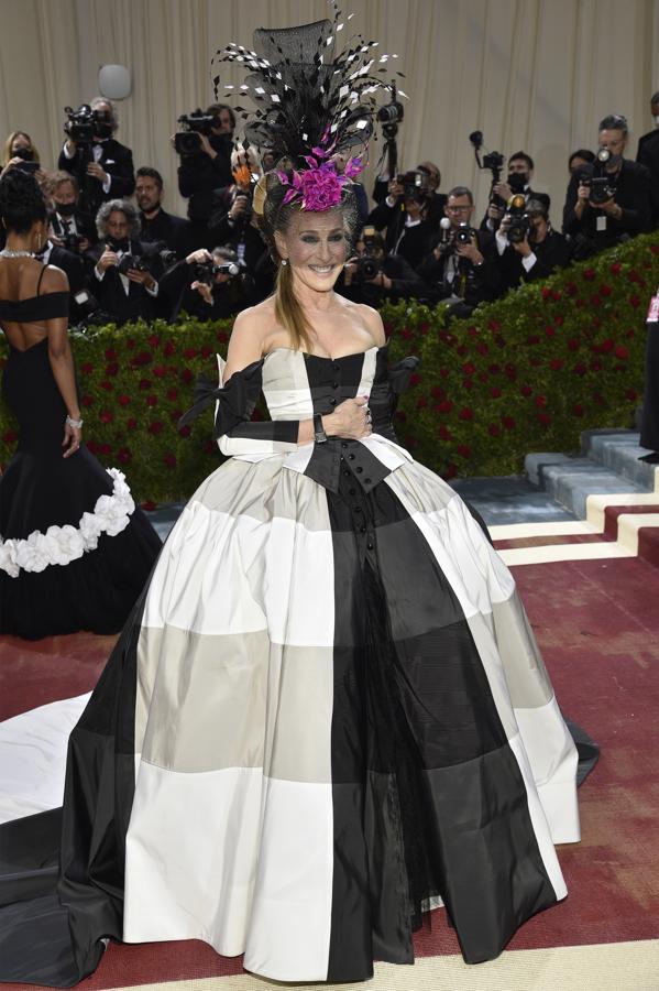 Sarah Jessica Parker siguió a la perfección la temática con este impresionante vestido de Christopher John Rogers, que está inspirado en Elisabeth Keckley, una mujer negra y esclava que terminó siendo la diseñadora oficial de la familia Lincon.