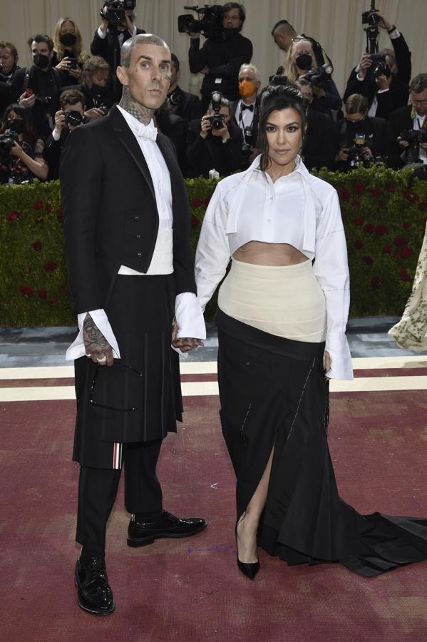 Kourtney Kardashian y Travis Barker acudieron a la gala con unos estilismos que muy pocos compartieron y aprobaron.