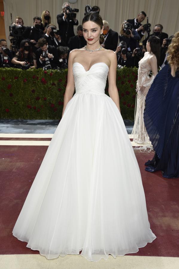 Y el look princesa de cuento llegó de la mano de Miranda Kerr con este vestido blanco de escote corazón de Oscar de la Renta.