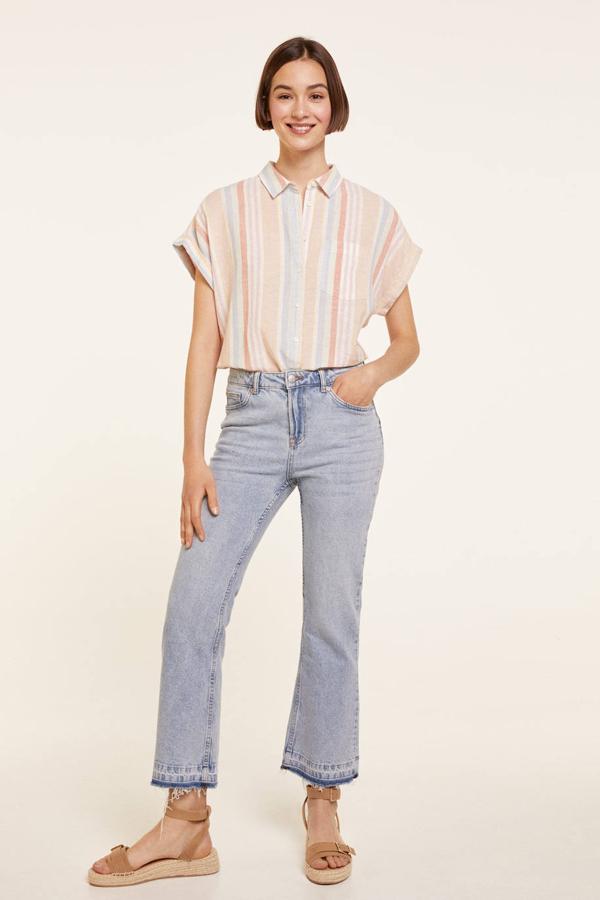 Otra opción muy ponible de Cortefiel es esta camisa de manga corta confeccionada en lino y algodón orgánico, con estampado a rayas verticales en tonos pastel azul, rosa y crudo, a 26,99 euros.