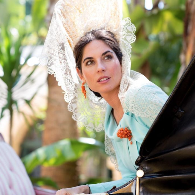 Pincha en la foto para ver los mejores looks de las famosas en la Feria de Abril. 