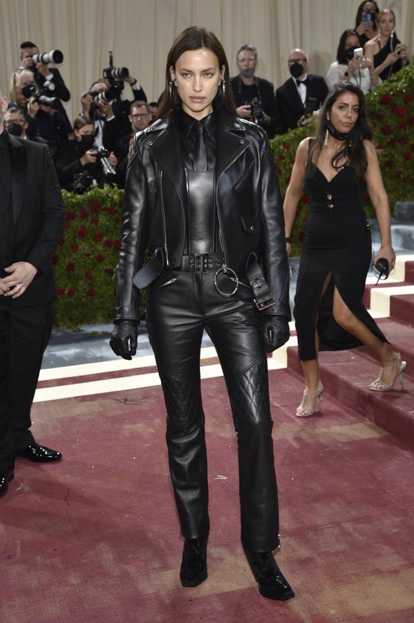 Irina Shayk se llevó el premio al look más diferente con este conjunto de cuero en color negro de Burberry.