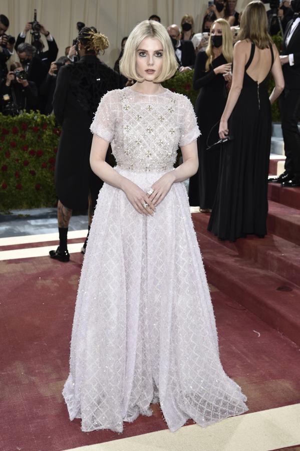 El look de Lucy Boynton estaba protagonizado por este maravilloso vestido de Chanel, aunque fue su maquillaje lo que más llamó la atención.