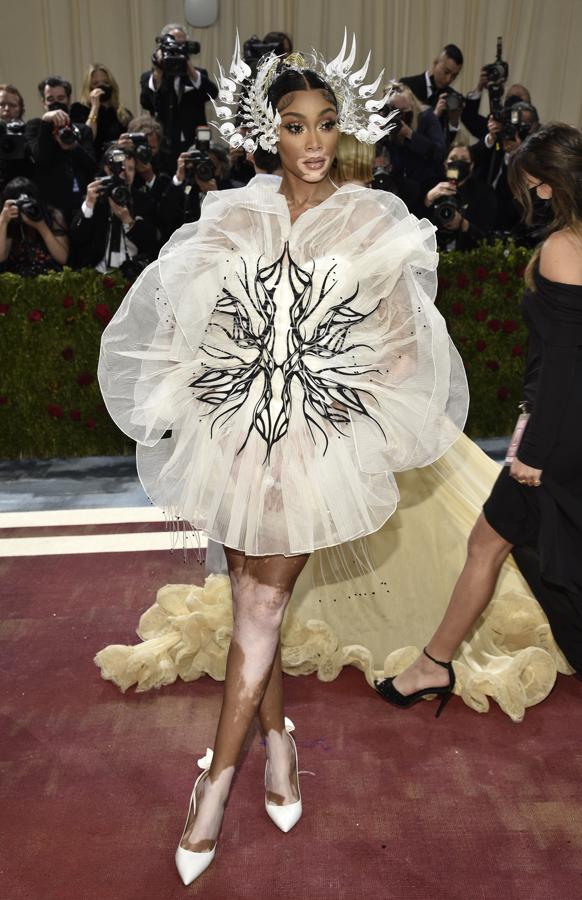 A pesar de que no seguía la temática, este diseño de Iris van Herpen que llevó la modelo Winnie Harlow fue uno de los más espectaculares de la noche.