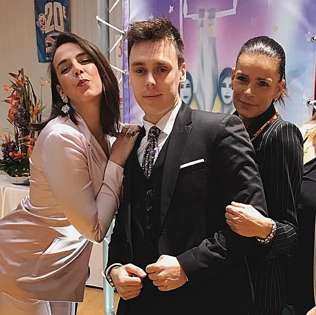 Pauline Ducruet posando con su hermano Louis y su madre, la princesa Estefanía.