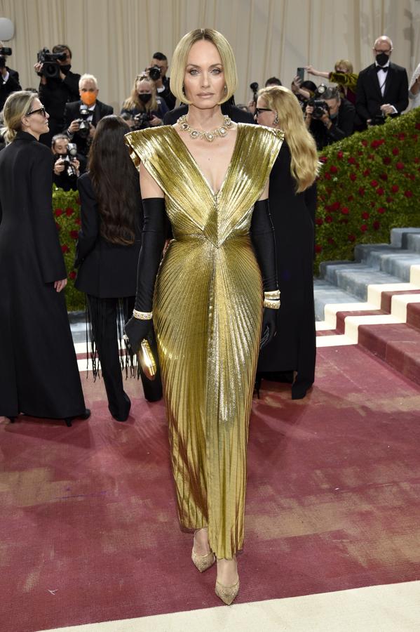 El vestido dorado de Amber Valletta es una reinterpretación del 'Old Hollywood' y ha tenido opiniones a favor y en contra.
