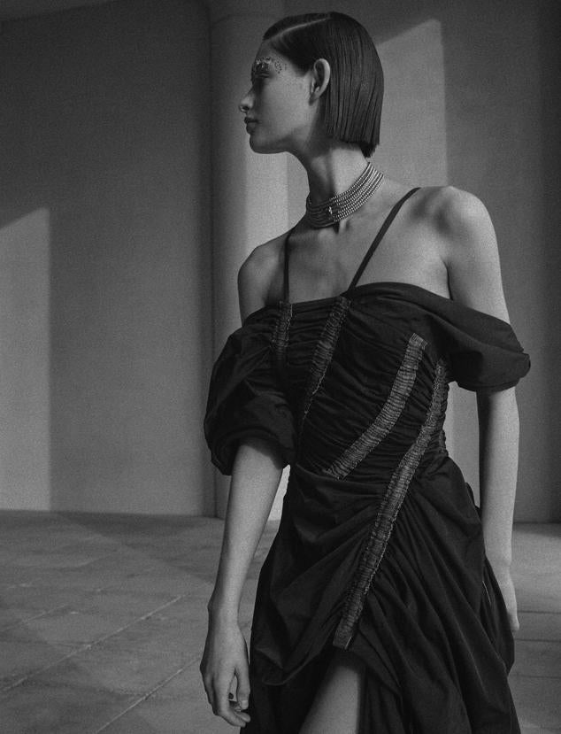 Vestido drapeado de Sportmax y collar de UNOde50