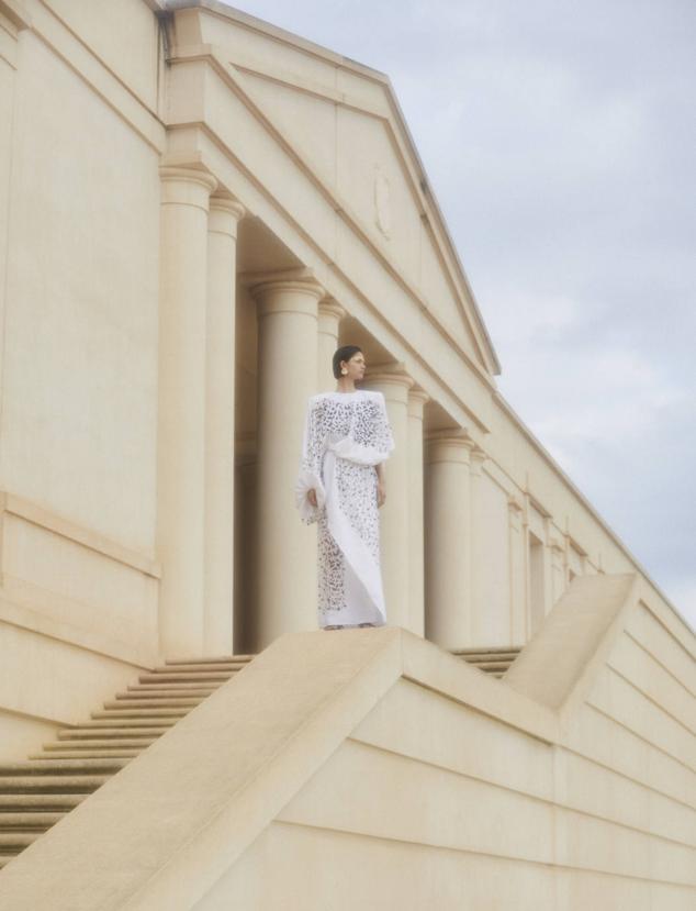 Vestido de Louis Vuitton, sandalias de Celine, y pendientes de Aristocrazy