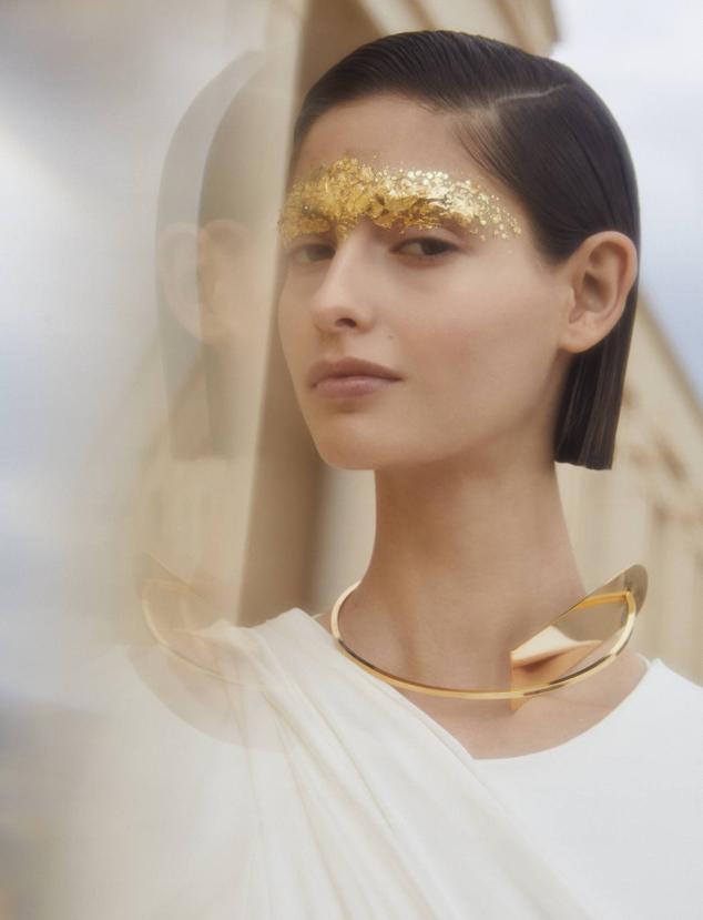 Top de Loewe y collar de Ginger & Velvet.