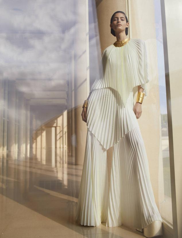 Mono plisado de Isabel Sanchis; sandalias de plataforma, de Sportmax; y collar y brazaletes de Julia Muñoz.