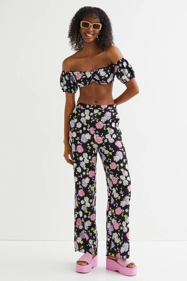 Pantalón amplio confeccionado en tejido ligero de viscosa con estampado de flores retro en negro, blanco, rosa, lila y verde. Este diseño es de talle alto con elástico revestido en la parte posterior y cuenta con dos bolsillos laterales al bies. Pertenece a la colección de H&M y está disponible de las tallas XXS a la XL, con un coste de 24,99 euros.