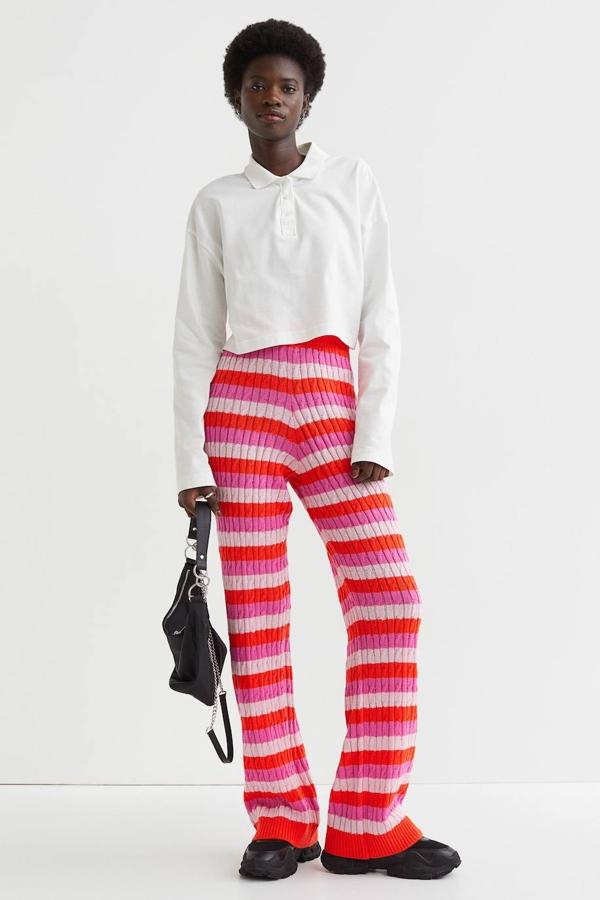 Pantalón de punto suave efecto trenzado con pierna recta y amplia. Este modelo tiene tiro alto con cintura elástica y terminaciones en canalé. Lo puedes encontrar en dos modelos, uno con horizontales en rosa y rojo y otro, con estampado de ondas bicolor, en negro y blanco. Este pantalón está en la web de H&M, de las tallas XXS a la XL, pero se agota muy rápido y algunas ya no están disponibles. ¿Su precio? 24,99 euros.