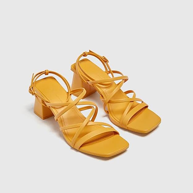 Sandalias de tacón cómodo con tiras en finas en color naranja de Pull & Bear (25,95 euros)